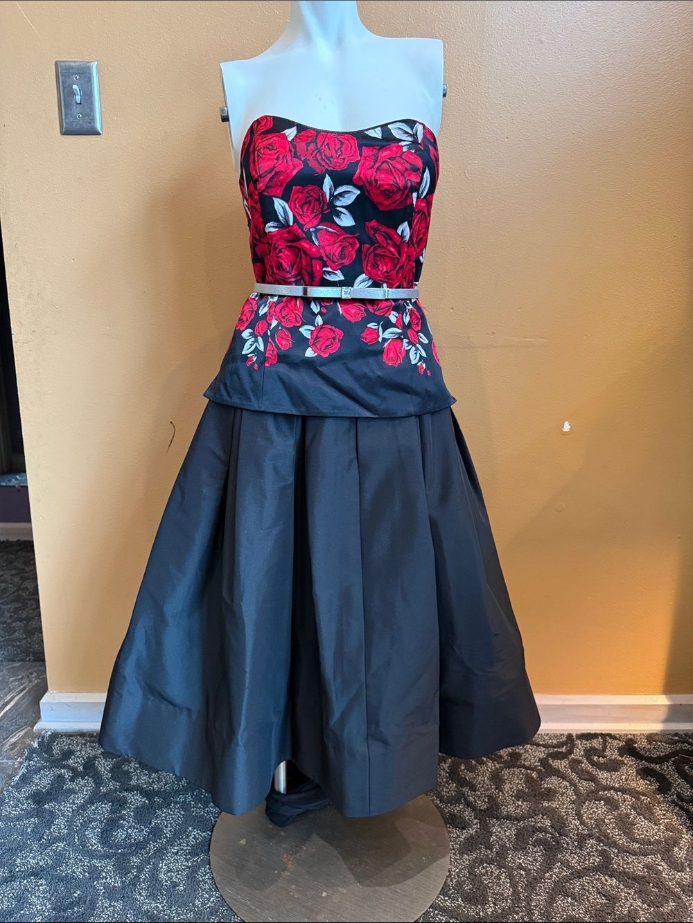 White House Black Market Black Strapless Corset Top, belt, & pleated skirt Sz 2